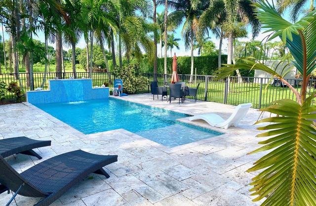 Swans Nest East -2BDRM Tropical Oasis/Heated Pool