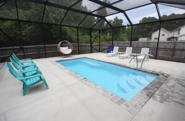 Swansboro Place: Heated Screened Pool & Game Room