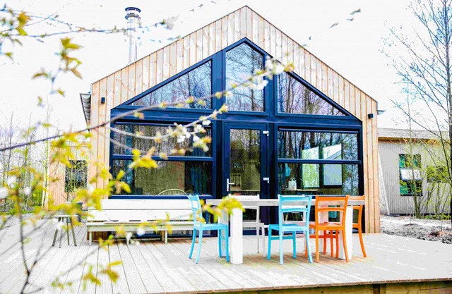 Swarm - 3 Waterlodges Naast Elkaar in Friesland