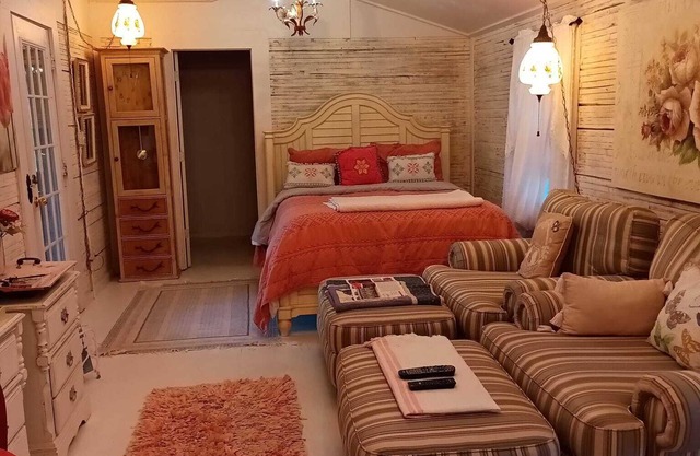 SWEET CABIN IN NATIONAL FOREST, PRIVATE HOT TUB, QUEEN BED, BEAUTIFUL LANDSCAPE.