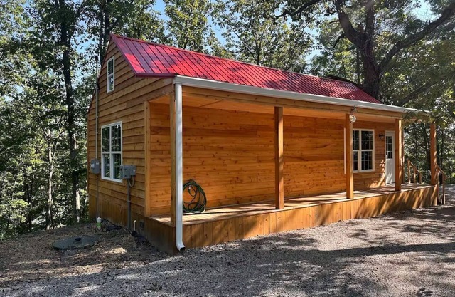 Sweet Cabin. Sleeps 6. Bedroom Queen Bed 2, Loft Two Twin Beds, Queen Sofa 2.