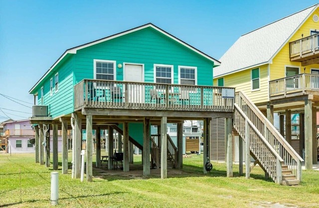 Sweet Caroline-Surf Shack Style, Walk to Beach & Jetty!