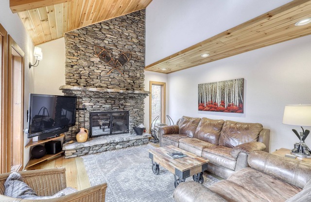 Sweet chalet with private hot tub, firepit, game room & minibar
