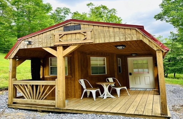 Sweet Delight: Tiny Cabin by the Great Smoky Mountains
