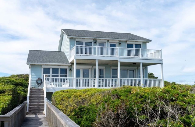 Sweet Dreams, Oceanfront Home in Pine Knoll Shores, NC!