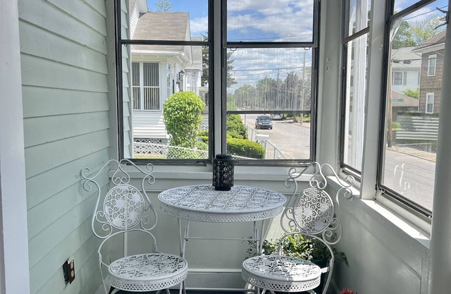 Sweet Edgewood Cottage steps to RWU Park