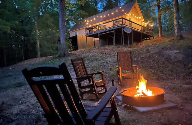 Sweet Retreat Cabin on 2acres of woods, 2miles from Lake Martin, pet friendly
