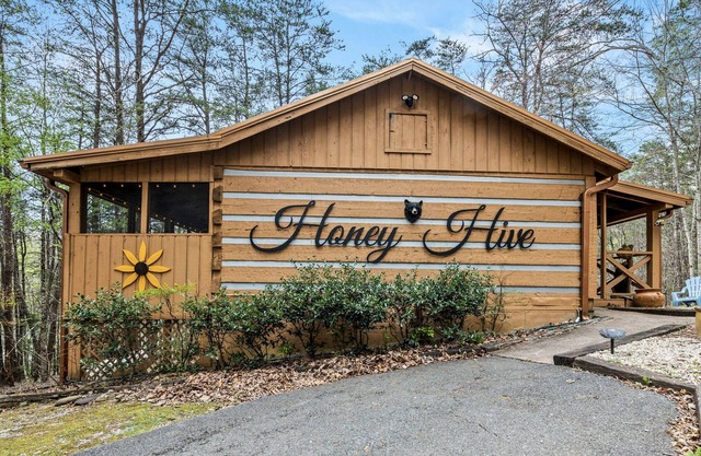 Sweetheart Log Retreat King Hot Tub Flat Driveway Close2PKWY 2 Porches Fireplace