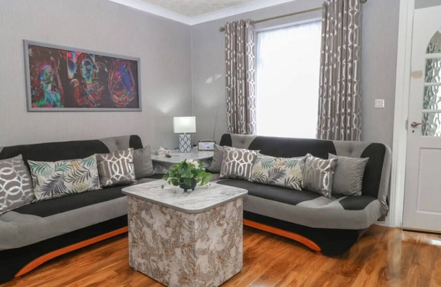 Swift Host: 2 bed 2 baths | On-street Free parking