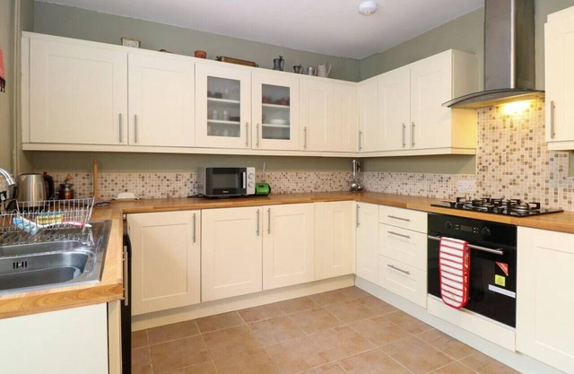 Swift Host | Great Yarmouth | 3 bedrooms | Parking