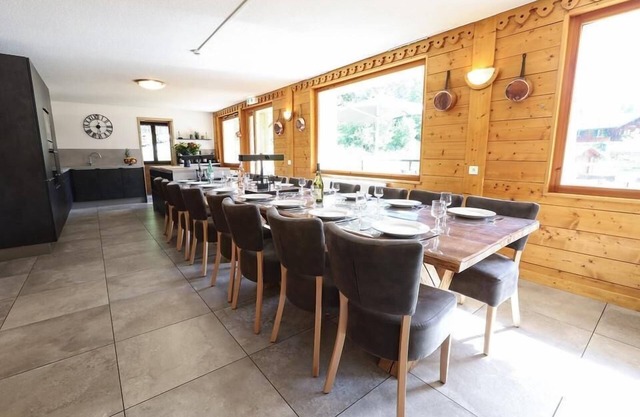 Swimming pool, sauna, terrace, balcony, parking, 300m², Châtel