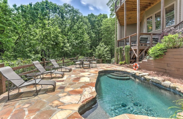 Swimming Pool, Steamy Hot Tub, Home Theater, Sunroom, Game Room & Community Extras - Red Fox Manor