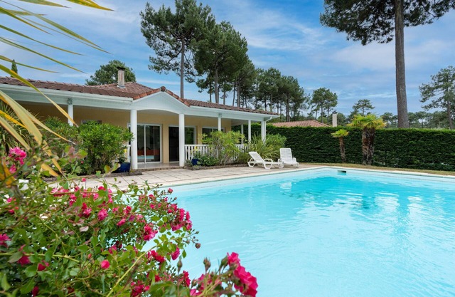 Swimming pool villa for 8 in Lacanau