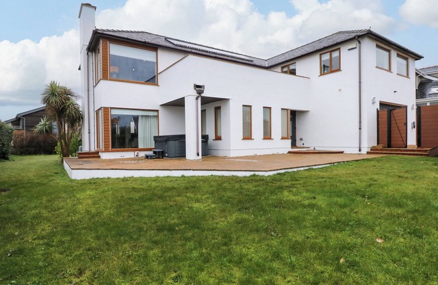 SWYN LLYR, pet friendly, luxury holiday cottage in Rhosneigr