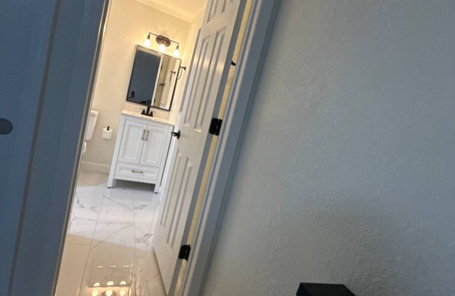 t“Modern Retreat Near Busch Gardens – Private Yard, No Neighbors”