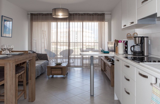 T2 ideally located in Calvi, for 2 people, parking, Fiber, Linen