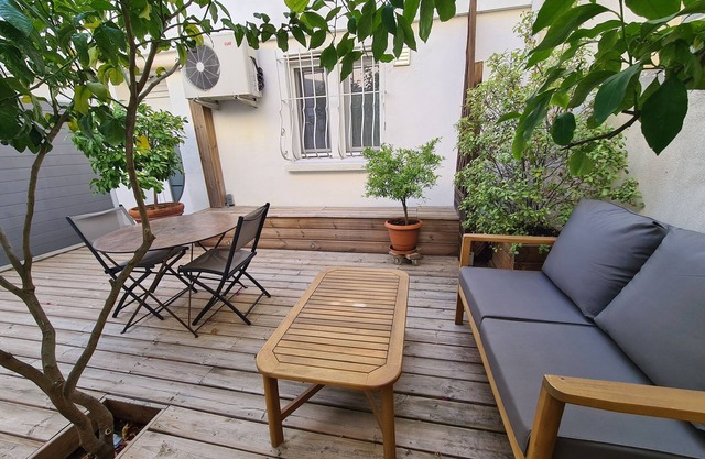 T2 new air conditioned near downtown with outdoor terrace