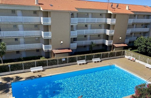 T2 rental with private pool in Les Sablettes
