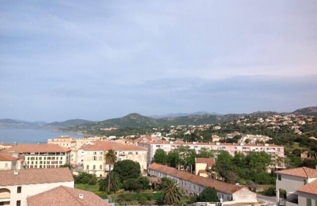 T2 Very quiet, close to beaches and town center, sea and mountain views