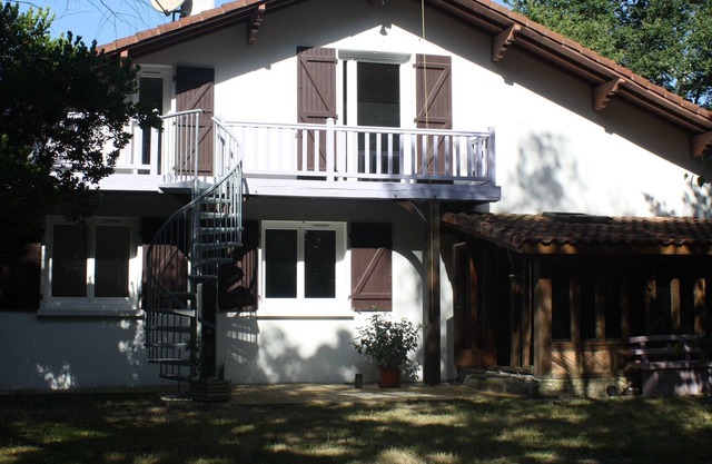 T2 within one hectare of swimming pool, balcony and outdoor games / leisure center, bike path
