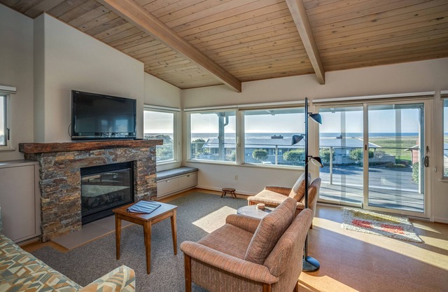 T422 - 3 bedroom unit by beach access