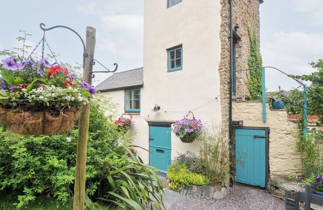 TADWORTHY TOWER, pet friendly, character holiday cottage in Northam
