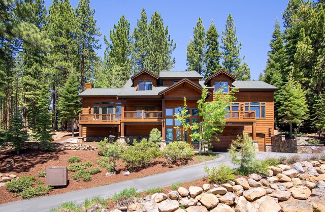 Tahoe Donner 4br/hot tub/fire pit/Sleeps 10 adults