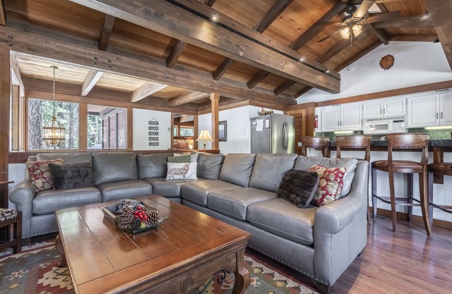 Tahoe Taverns Condo | Buoy Rental | Tennis Courts | Shared Private Pier | 3 Minutes to Tahoe City