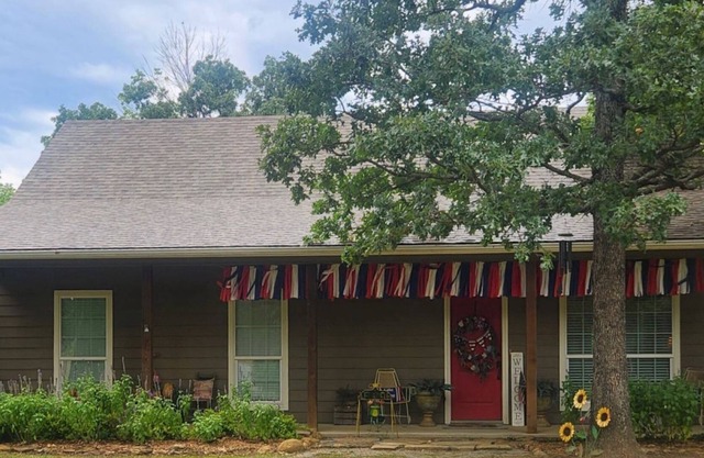 Take a break and unwind at this peaceful lake house!