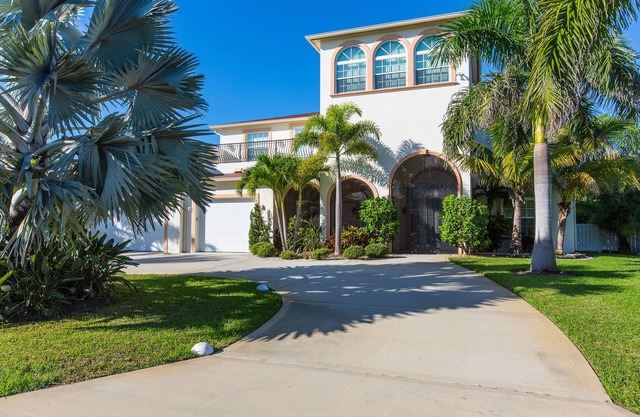 Tamarind House: Beautiful Hutchinson Island Home Steps From the Beach, Huge Pool