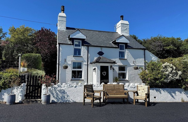 TAN YR ALLT, pet friendly, with open fire in Chwilog