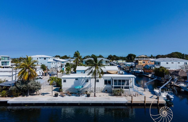 Tarpon Basin Breeze ~ Quaint 2 Bed, 1.5 Bath Canal Home in Key Largo
