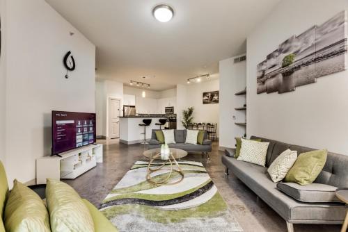 Tasteful 2BR I Pool I Gym I Parking I Workspace