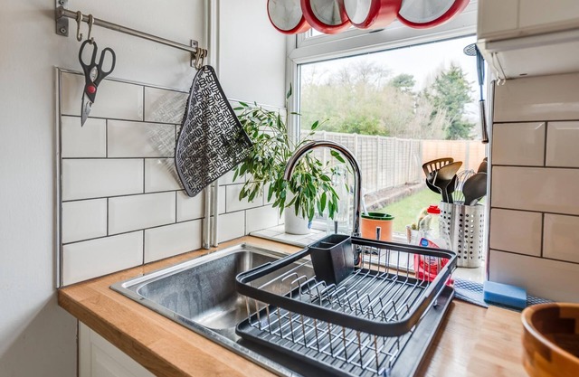 Tasteful 3-BR House -Private Parking Florence Park