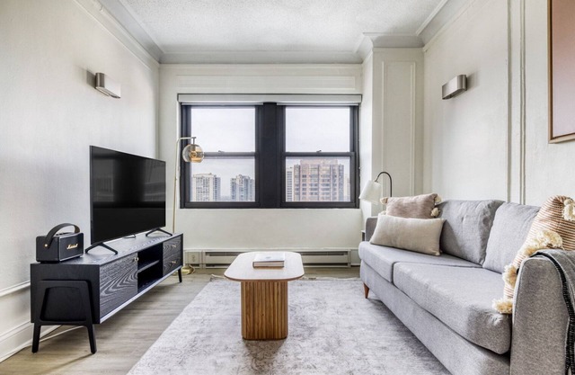 Tasteful Gold Coast 1BR w/Doorman & Gym, 2 blocks to L, by Blueground