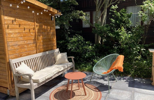 Tastefully furnished, cosy and modern 4-person chalet with 2 bedrooms. Lovely garden with terrace, veranda and lawn. Free WiFi.