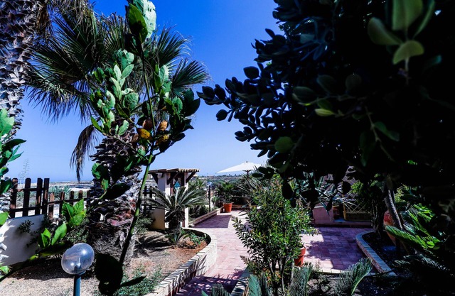 Tastefully furnished house with garden and a few steps from the sea.