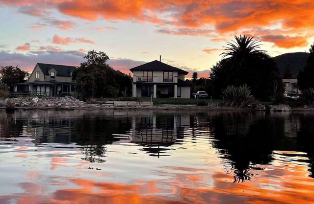 Tatai Lake Edge - 4 Bed Rotorua Lakefront