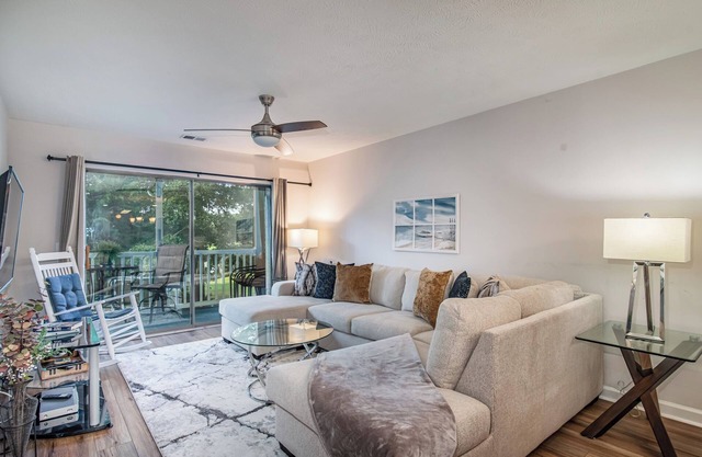*TB 11G* 2 Bedroom second floor True Blue Condo Access to Pool/Hot Tub