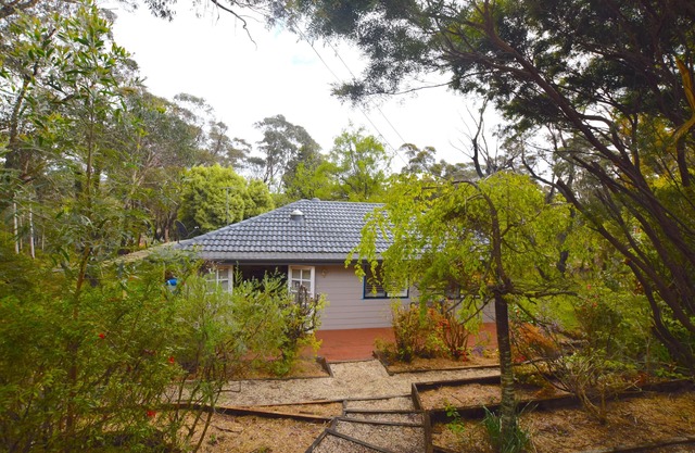 Teach Na Cairde - House of Friends - Delightful 4 Bedroom Pet-Friendly Home with Essentials Near Quiet Blackheath Bushland