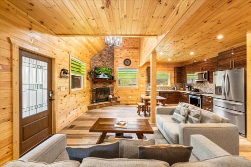 Teddy Bear Picnic Contemporary 2BR Cabin