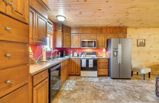 Tellico Plains Studio w/ Fire Pit, Deck & Views!