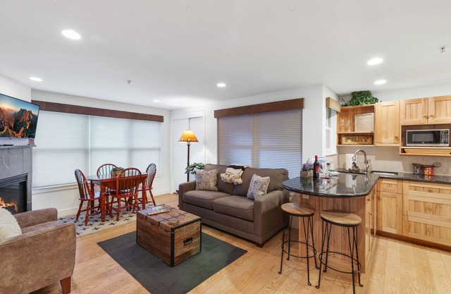 Telluride Gold: 2bd/2.5bth STEPS to the gondola!