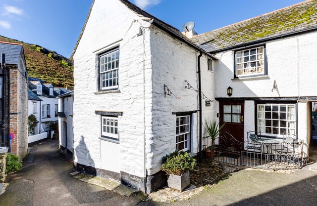 TEMPLE COTTAGE, family friendly, with open fire in Port Isaac