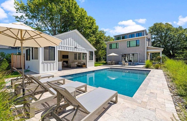 TenFortyFive: 1045-Co New Pool, Walk to Village or Beach, Bay View