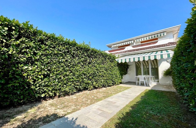 Terraced house with private garden