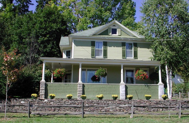 Terrace Lawn Awesome location 1/2 mile to Dreams Park, 5 bdrm home, shared pool