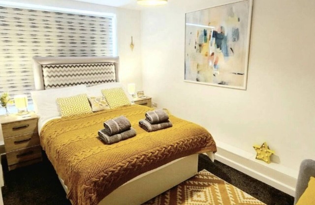 Terrific Sea Breeze 2-bedroom condo with Parking in charming Bournemouth