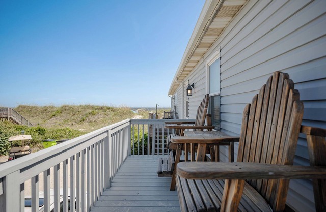 Terry-lar: Oceanfront multiplex with convenient beach access in East Beach