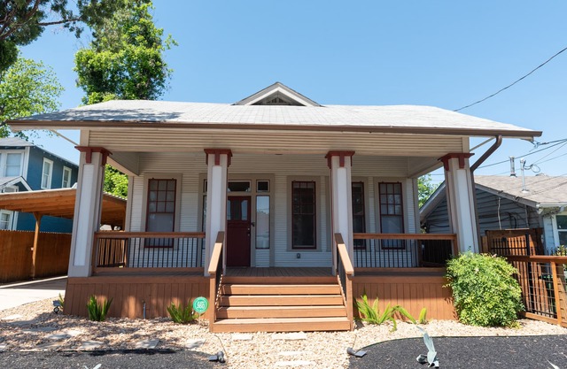 ★Tesla House w/Hot-Tub 3br/3bath 5min to Downtown